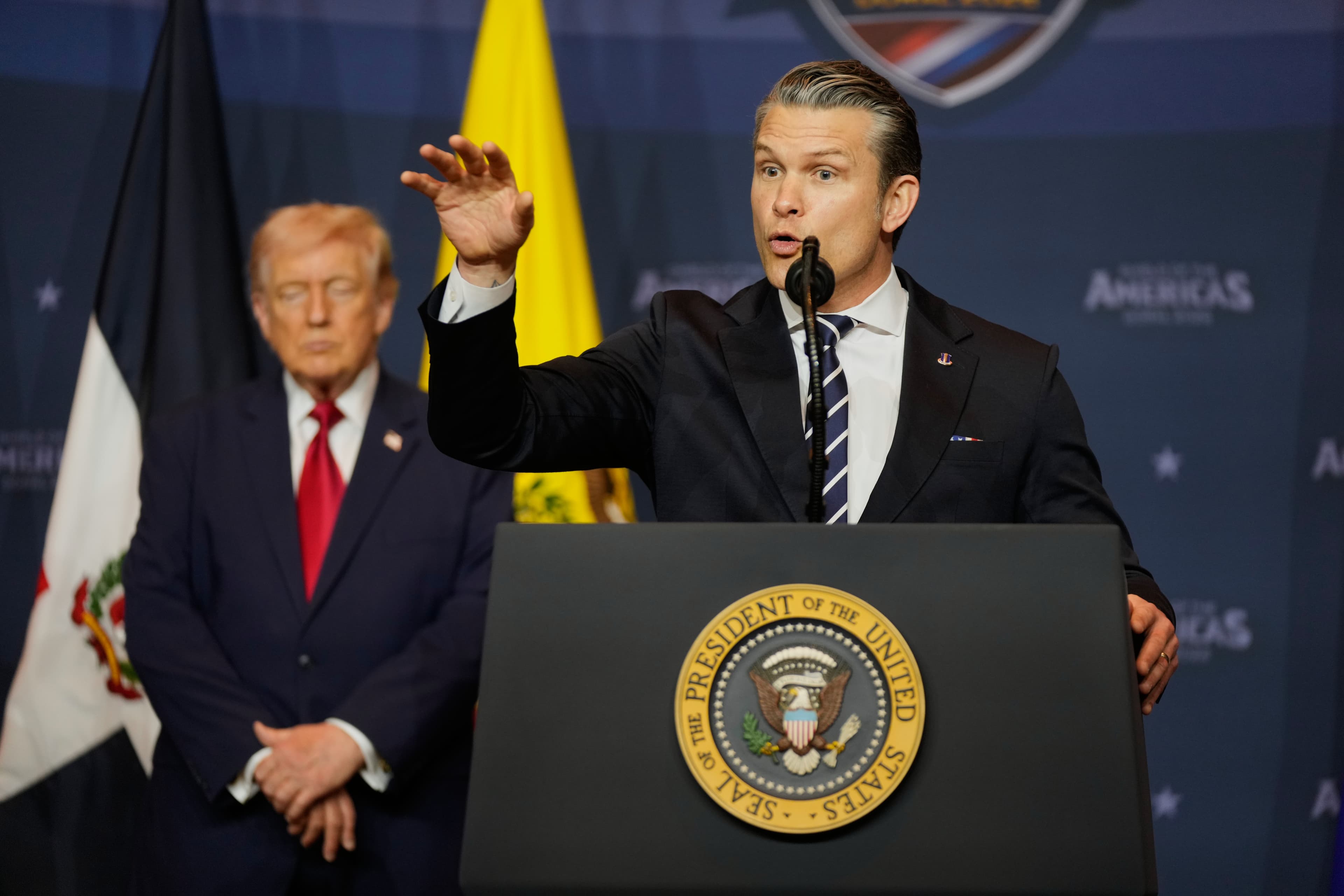 Americký minister obrany Pete Hegseth a prezident USA Donald Trump. Foto: TASR/AP
