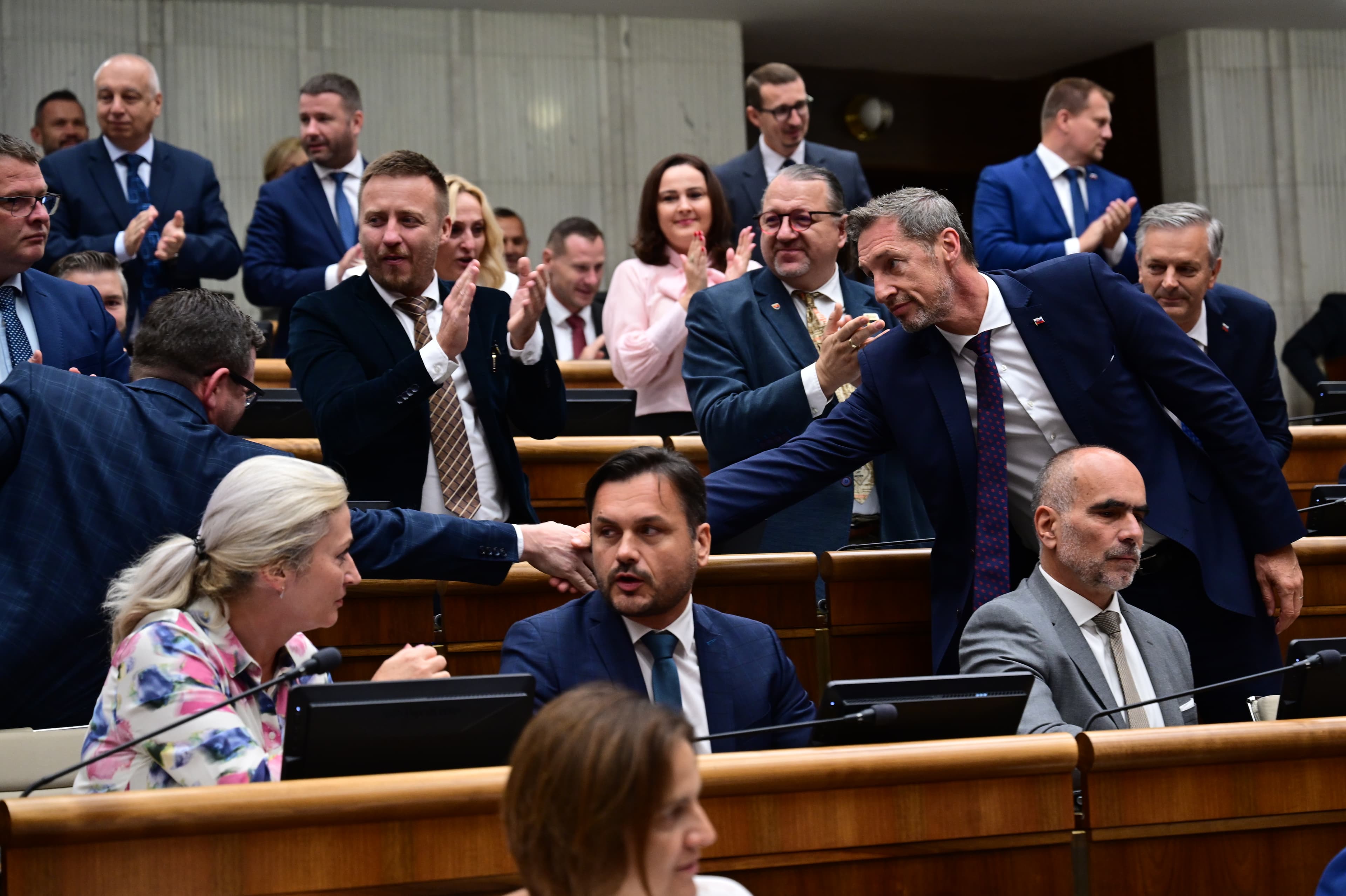 Poslanci NR SR krátko po hlasovaní o novele ústavy. Foto: TASR/Jaroslav Novák