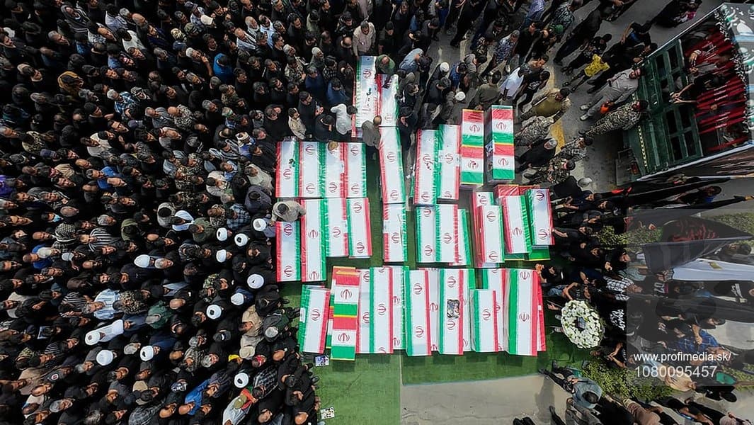 Spoločný pohreb detí po zasiahnutí školy v meste Minab. Foto: Iranian Red Crescent / UPI / Profimedia
