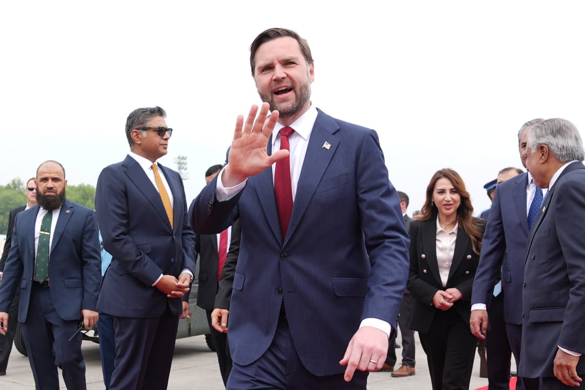 JD Vance po prílete do Pakistanu. Foto TASR/AP