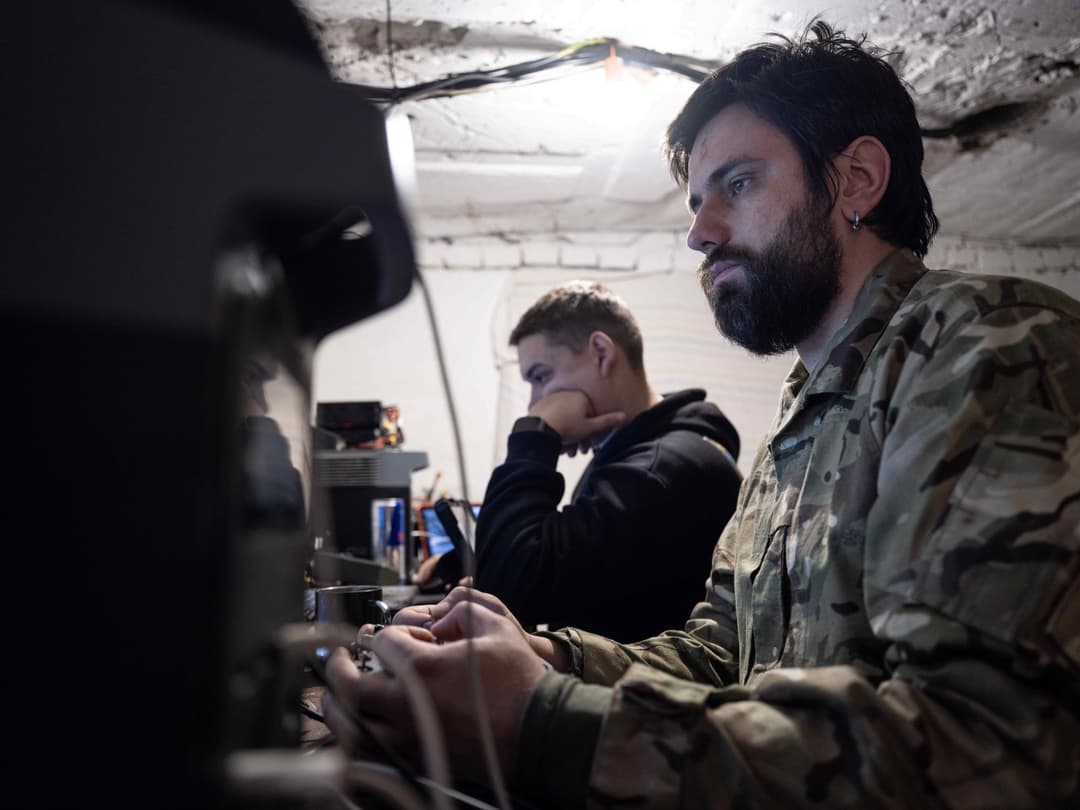 Ukrajinskí vojaci ovládajú FPV drony, ilustračný obrázok. Foto: TASR/AP