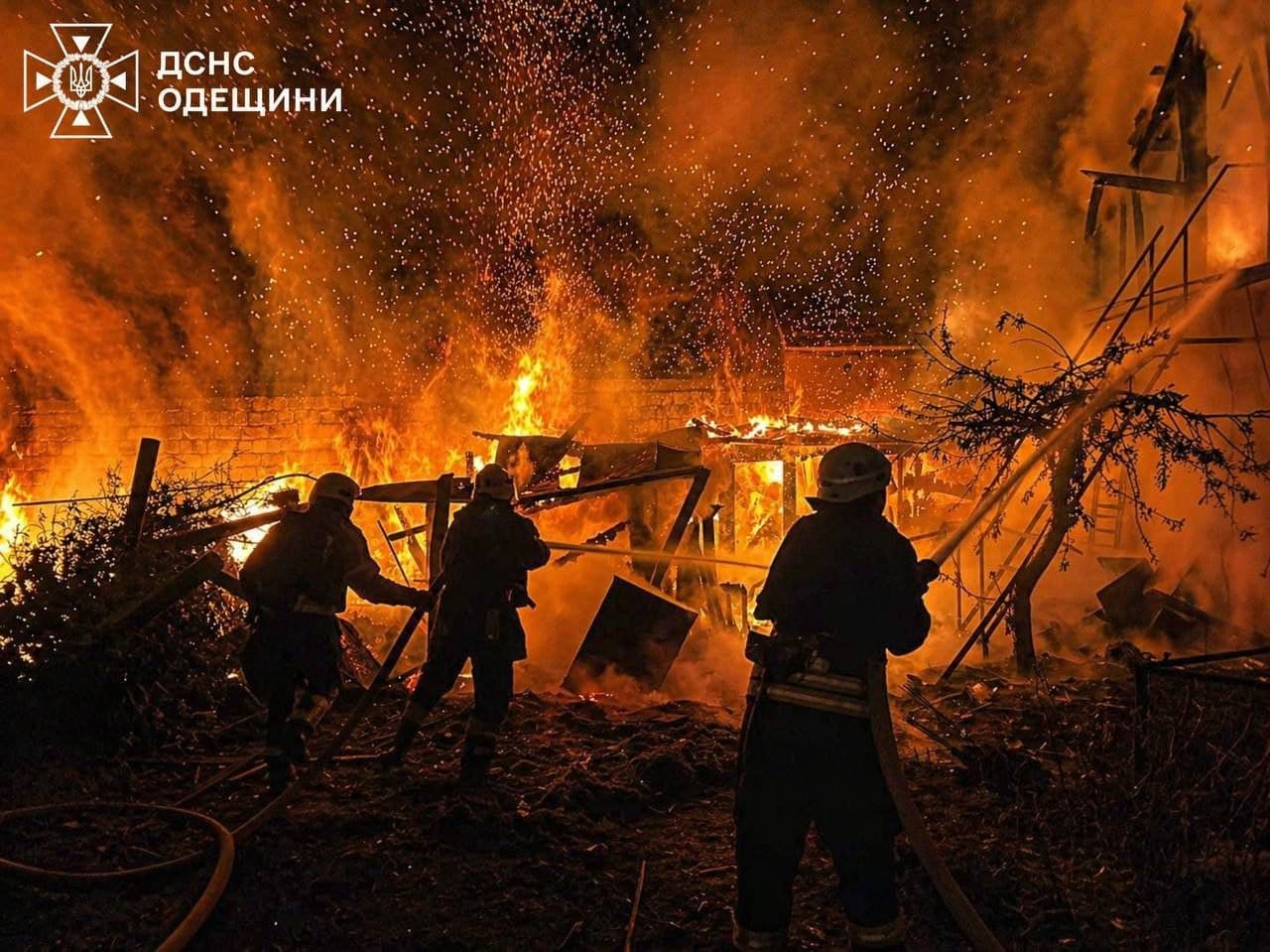 Hasiči zasahujú počas požiaru po dronovom útoku ruskej armády na obytné budovy v Odeskej oblasti. Foto: TASR/AP