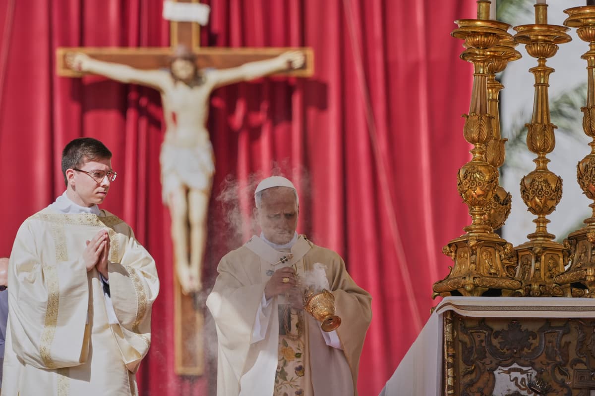 Pápež Lev XIV. počas bohoslužby na Veľkonočnú nedeľu. Foto: TASR/AP Photo/Andrew Medichini