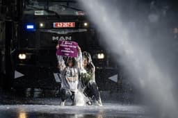 Zásah vodným delom proti demonštrantom pred Knesetom, ktorí nesúhlasia so zavedením trestu smrti. Foto: AA/ABACA / Abaca Press / Profimedia