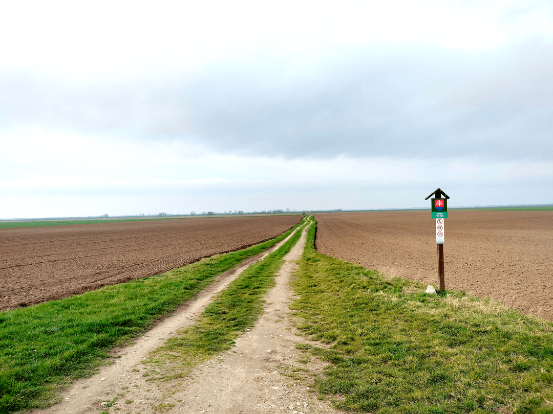 CHVÚ Sysľovské polia, pohľad z červenej turistickej trasy. Foto Dana Vitálošová