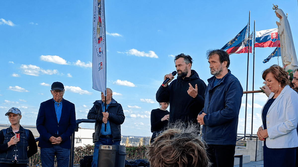 Účastníci verejnej odprosujúcej pobožnosti pred Národnou radou SR. Foto, Marker