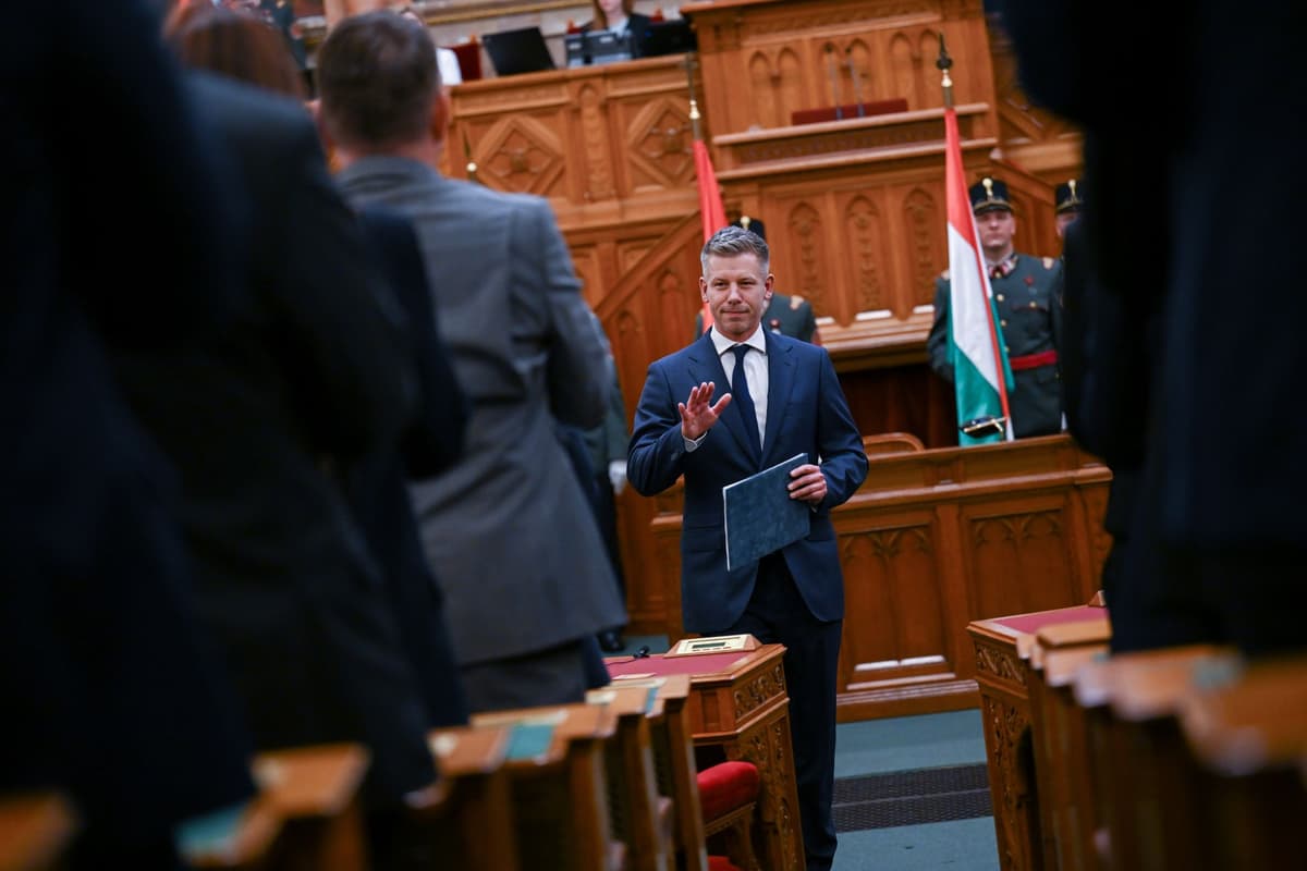 Péter Magyar (uprostred) skladá prísahu s členmi nového kabinetu pred poslancami v Národnom zhromaždení v Budapešti 12. mája 2026. Foto: TASR/AP
