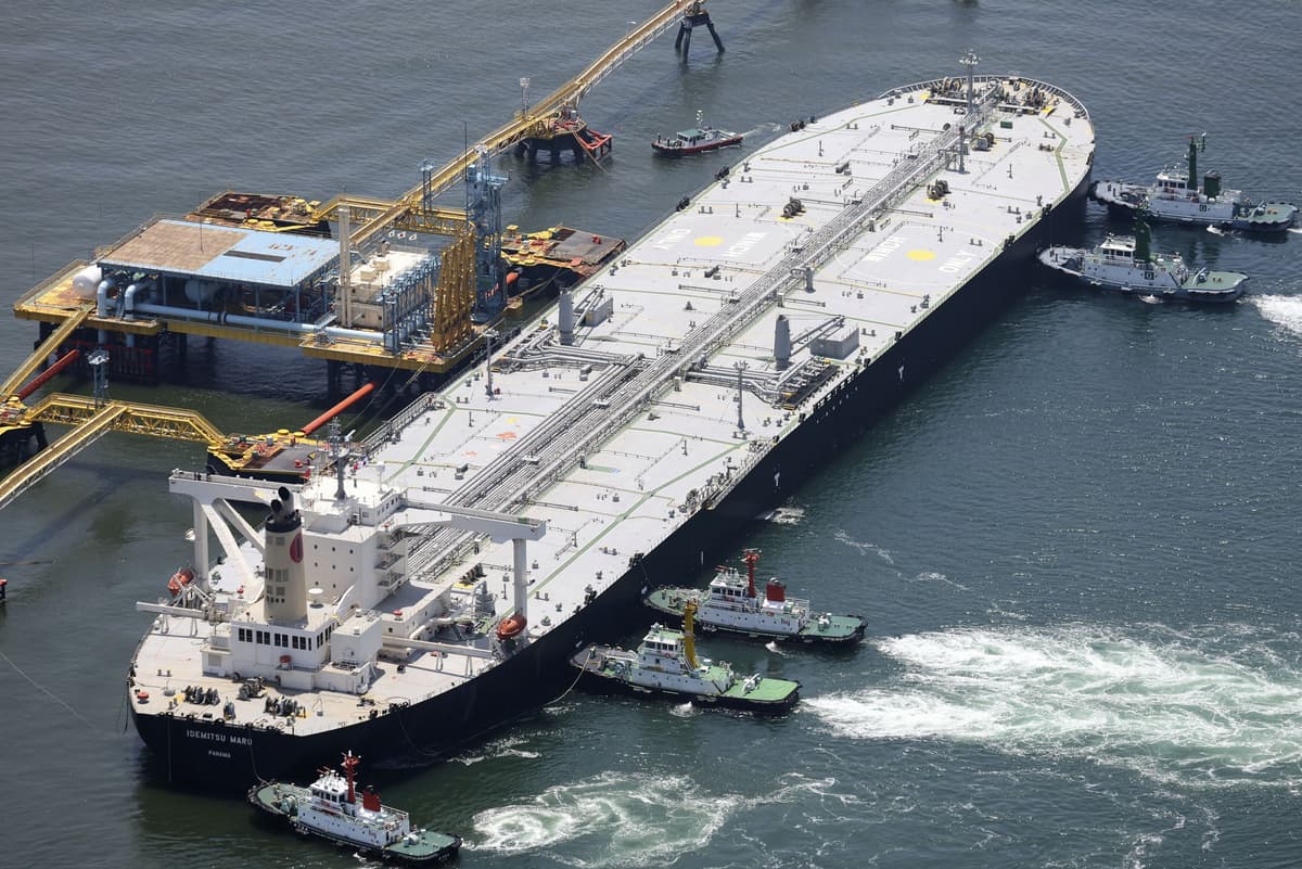 Japonský tanker Idemitsu Maru, ktorý v apríli preplával Hormuzským prielivom, 25. mája 2026 pri pobreží Čity v strednom Japonsku. Foto: TASR/AP