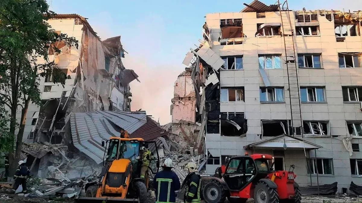 Situácia po útoku na školu v Ruskom okupovanom meste Starobiľsk. Foto TASR/AP