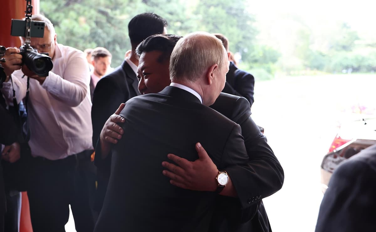 Ruský prezident Vladimir Putin objíma severokórejského vodcu Kim Čong-una po stretnutí v čínskom Pekingu v stredu 3. septembra 2025. Foto: Kremlin Press Office / UPI / Profimedia