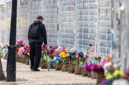 Pamätná stena venovaná vojakom, ktorí padli v boji za Ukrajinu proti Rusku. Foto: Marek Ladzinski / Zuma Press / Profimedia