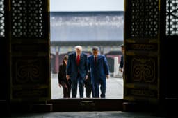 Americký prezident Donald Trump a čínsky prezident Si Ťin-pching si prehliadajú Chrám nebies v Pekingu 14. mája 2026. Foto: EyePress News / Shutterstock Editorial / Profimedia
