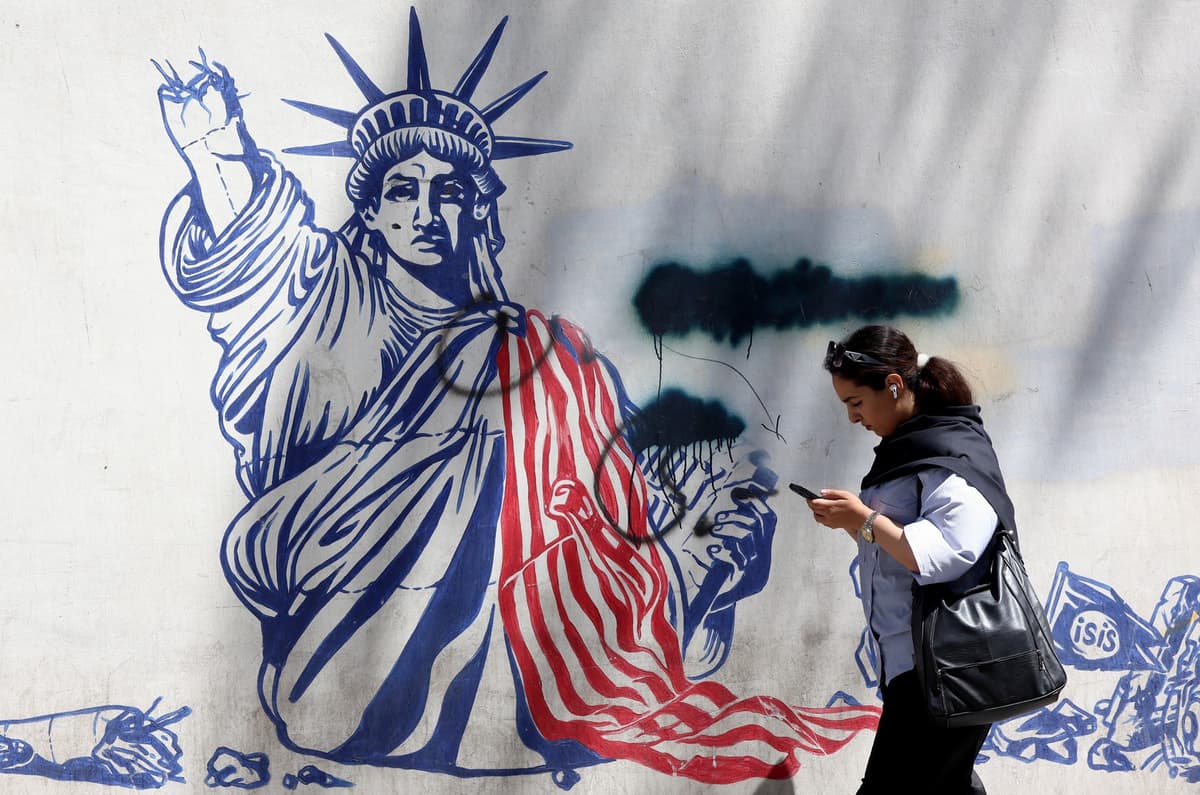 Iránske dievča prechádza popri protivojnovej nástennej maľbe v blízkosti bývalého amerického veľvyslanectva v Teheráne. Foto: ABEDIN TAHERKENAREH / EPA / Profimedia
