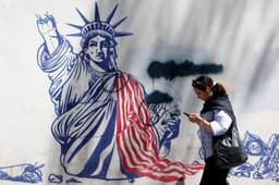 Iránske dievča prechádza popri protivojnovej nástennej maľbe v blízkosti bývalého amerického veľvyslanectva v Teheráne. Foto: ABEDIN TAHERKENAREH / EPA / Profimedia