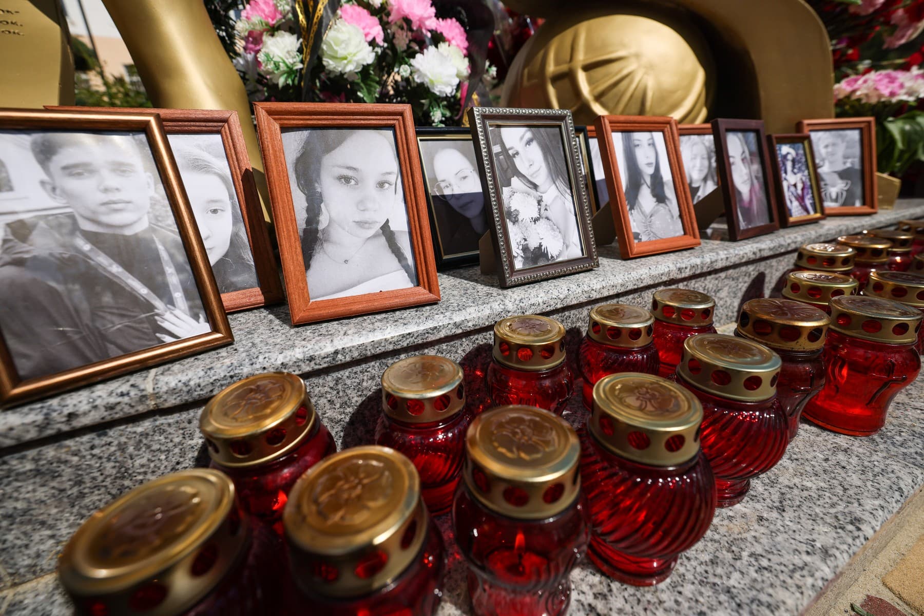 Portréty obetí útoku na školu v Starobeľsku. Foto: Alexander Reka / TASS / Profimedia