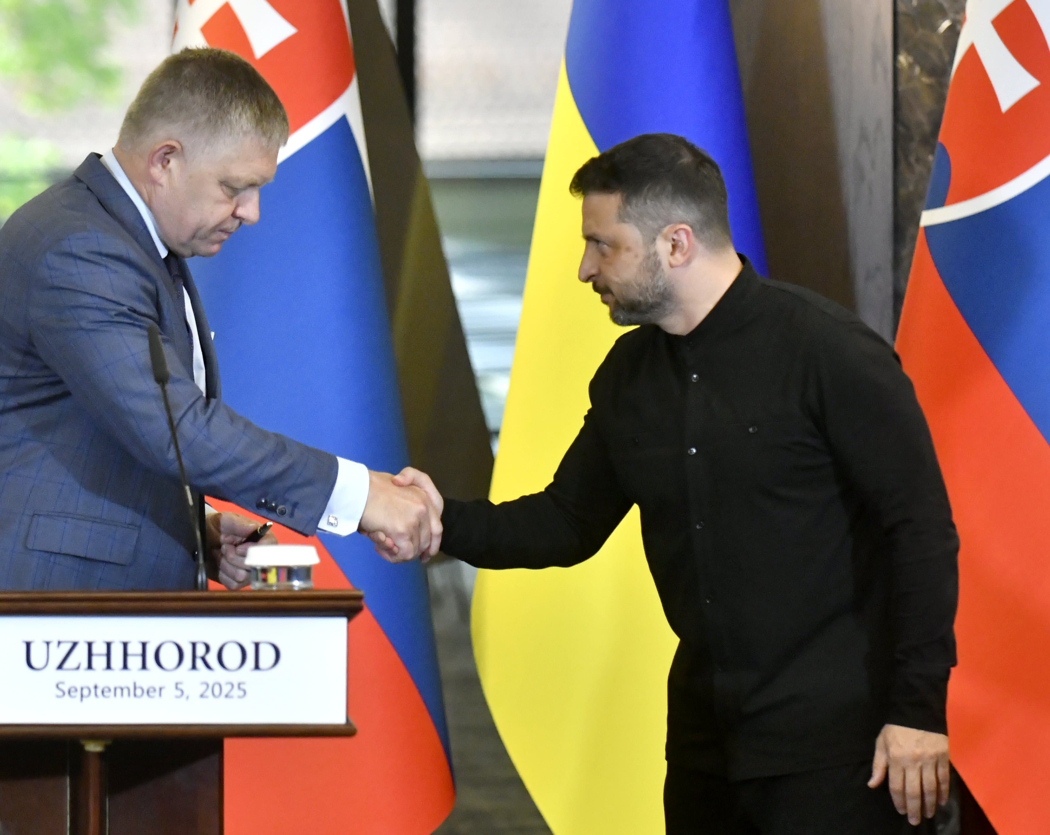 Robert Fico a Volodymyr Zelenskyj. Foto: Roman Hanc/TASR
