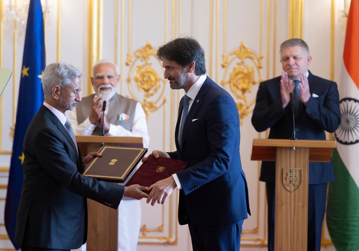 V popredí Robert Kaliňák (Smer-SD) a poradca pre indickú národnú bezpečnosť Ajit Doval. V pozadí indický premiér Naréndra Módí a slovenský premiér Robert Fico. Foto:TASR/Martin Baumann