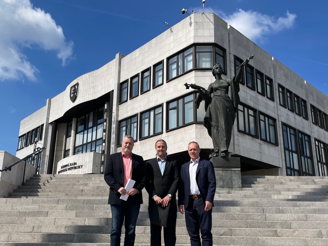 Miroslav Vondrášek, Richard Vašečka, Milan Krajniak pred NR SR. Foto: Konzervatívci