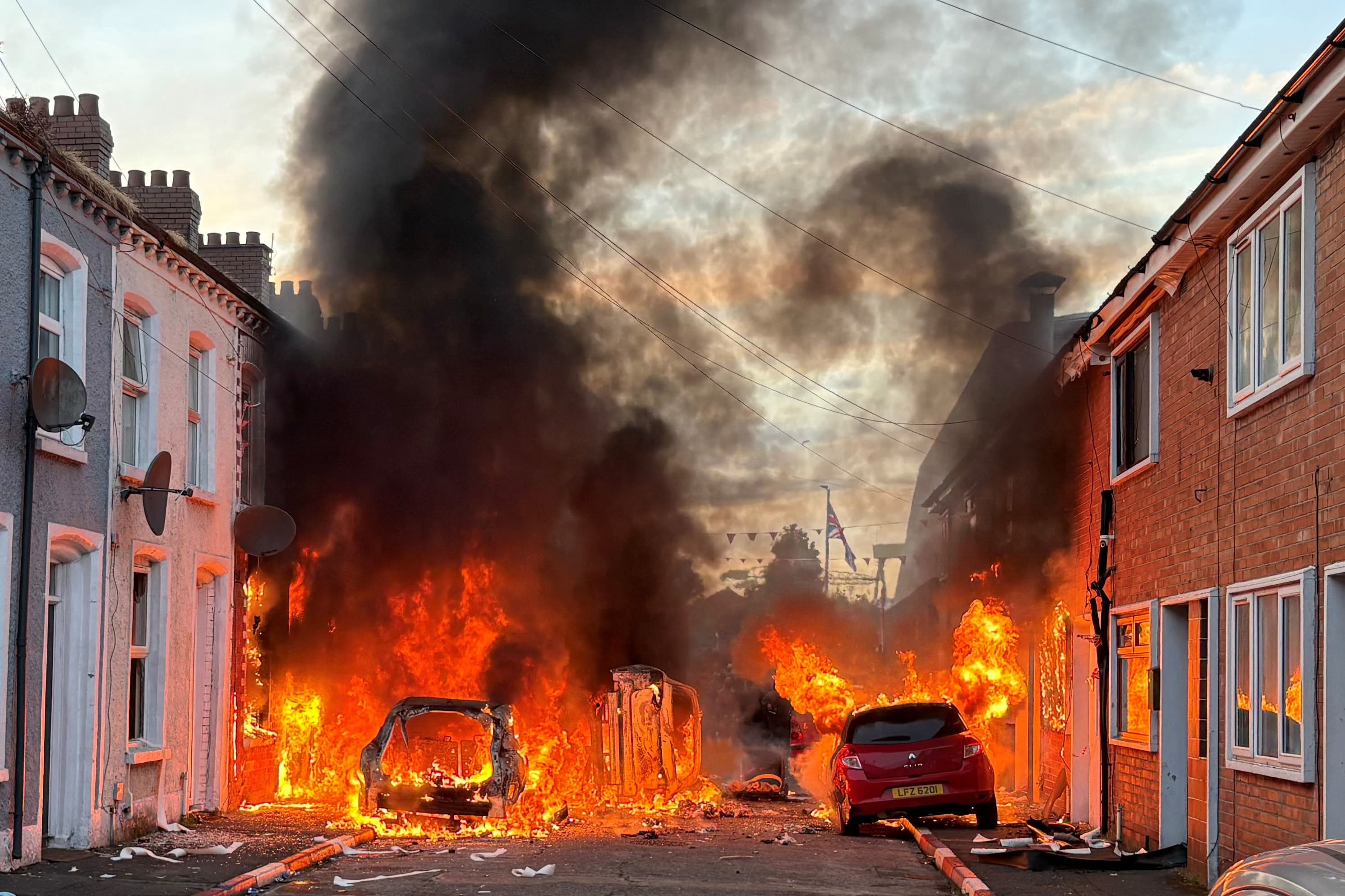 Vozidlá horiace na Lendrick Street vo východnom Belfaste v utorok 9. júna 2026. Foto: TASR/AP