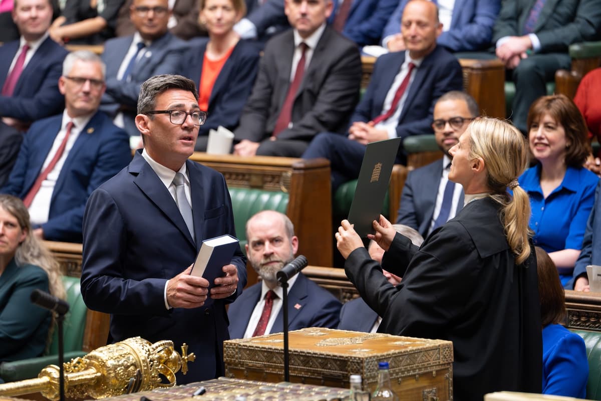 Andy Burnham pri skladaní poslaneckého sľubu. Foto TASR/AP