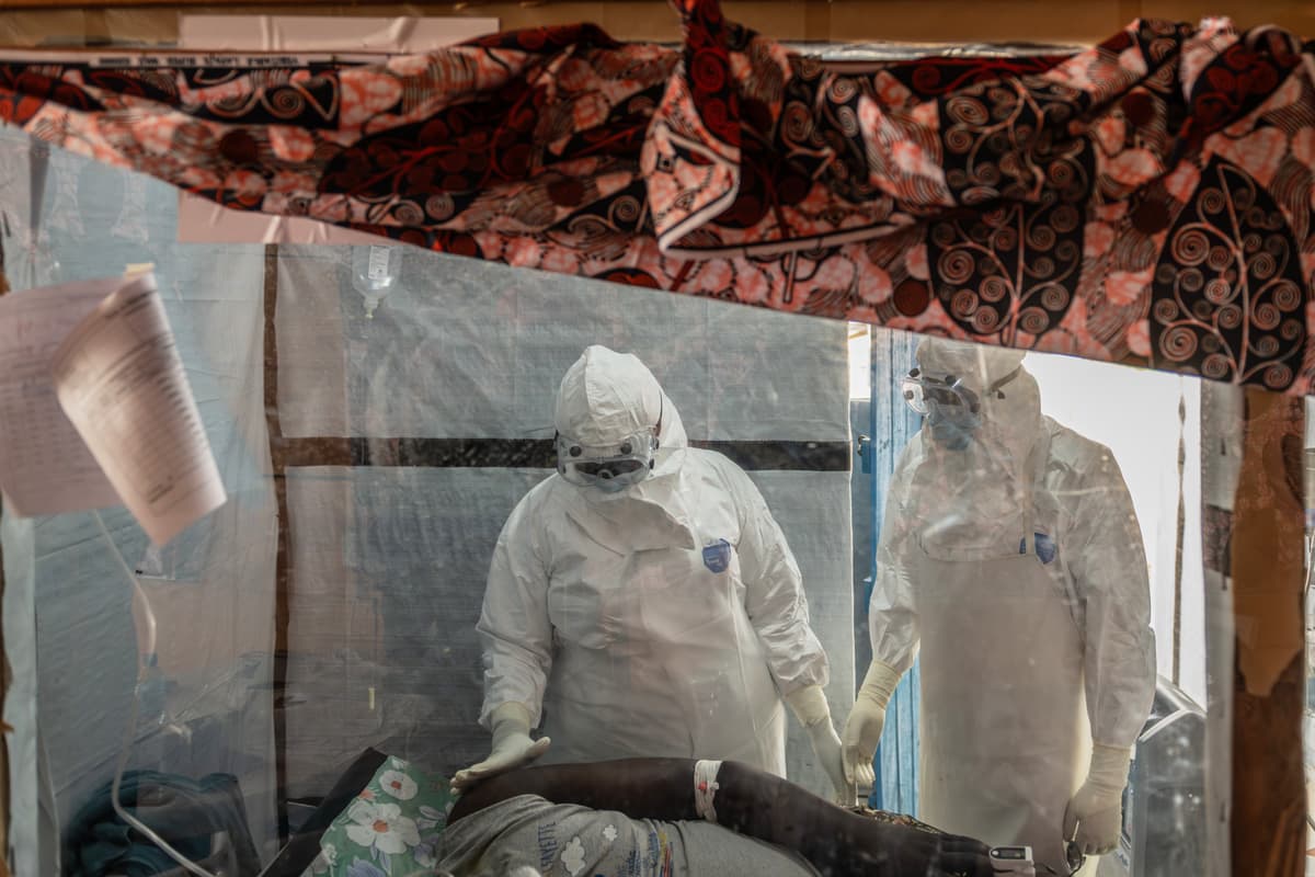 Na archívnej snímke z 18. júna 2026 zdravotníci ošetrujú pacienta, ktorý je nakazený ebolou v meste Ituri v Konžskej demokratickej republike. Foto: TASR/AP