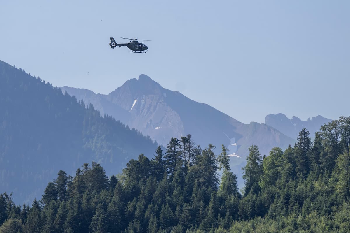 Vrtuľník švajčiarskej armády krúži nad strediskom Buergenstock v Obbuergene. Foto: TASR/AP
