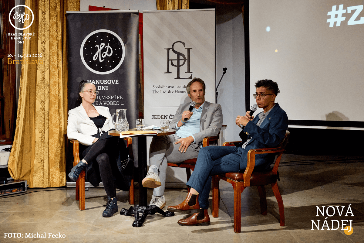 Rakúska politička Faika El-Nagashi a naša redaktorka Dana Vitálošová v diskusii o fungovaní progresívnej ideológie. Foto: Michal Ferko
