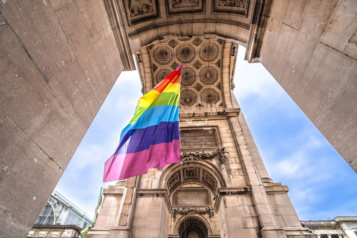 Bruselský víťazný oblúk s dúhovou vlajkou. Foto Dalibor Brlek / Alamy / Profimedia