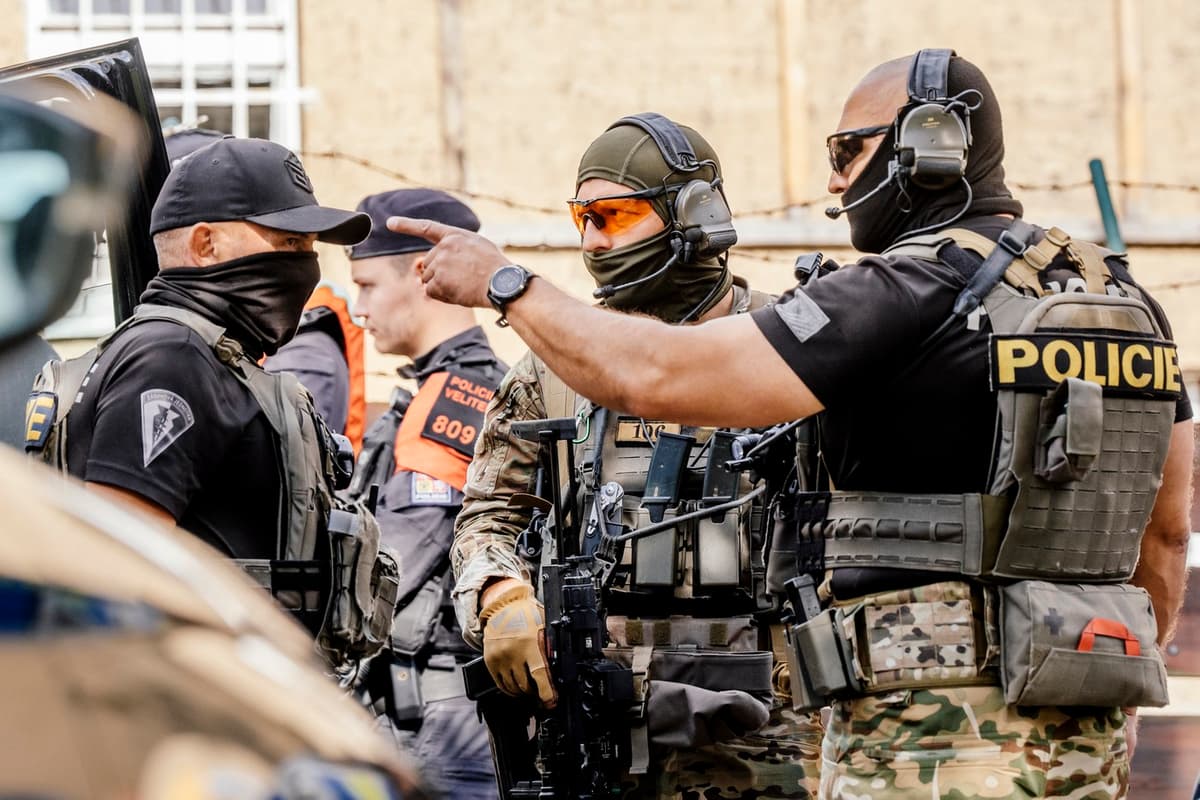 Česká polícia v Čelákoviciach. Foto: Petr Topič / MFDNES + LN / Profimedia