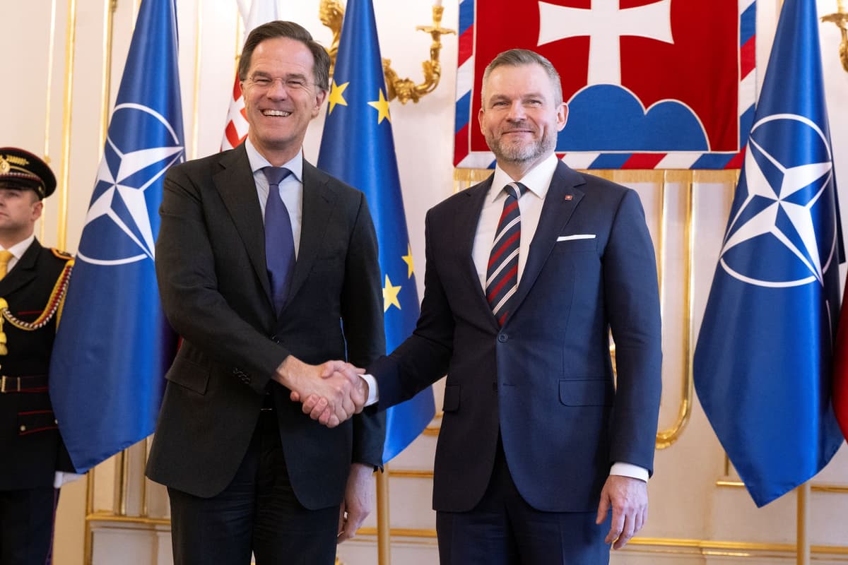 Generálny tajomník NATO Mark Rutte a prezident SR Peter Pellegrini pózujú počas stretnutia v Prezidentskom paláci v Bratislave vo štvrtok 20. februára 2025. Foto: Pavel Neubauer/TASR