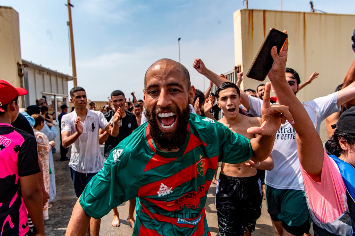 Migranti prenikajúci do španielskej enklávy Cueta. Foto:TASR/AP Photo/Antonio Sempere