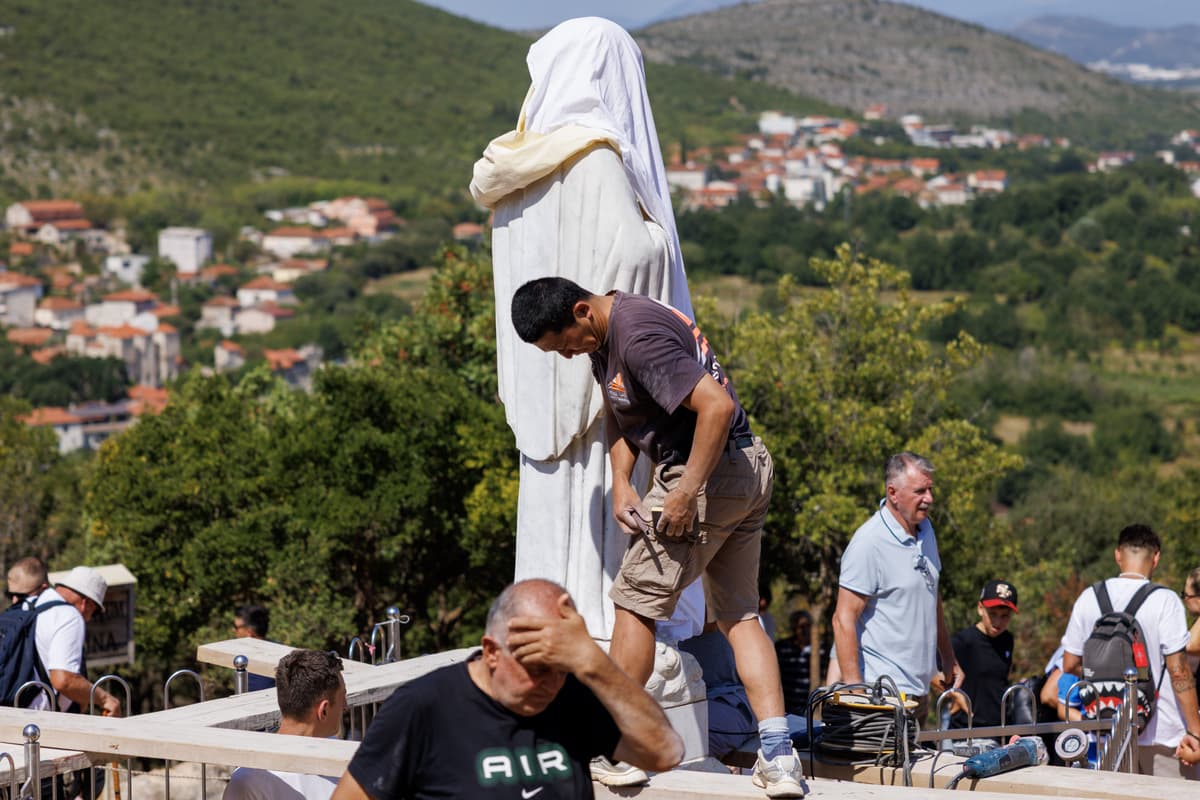 Dobrovoľníci odstraňujú škody na soche Panny Márie v Medžugorí. Foto: TASR/AP