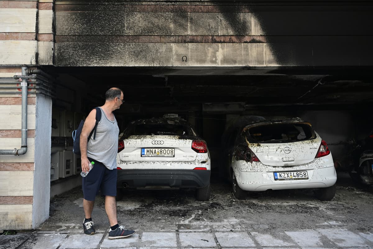 Záber na zničenú garáž v Solúne. Foto:TASR/AP Photo/Giannis Papanikos