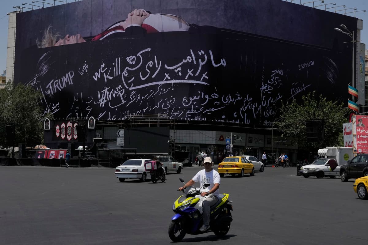 Bilbord s Donaldom Trumpom v rakve na Námestí islamskej revolúcie v centre Teheránu 15. júla 2026. Foto: TASR/AP