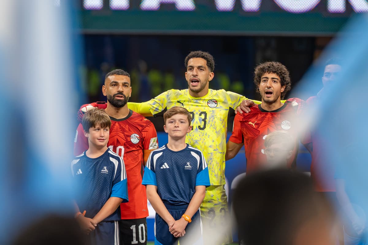 Egyptskí reprezentanti Mohamed Salah, Mostafa Shobeir a Mohamed Hany pred zápasom s Argentínou na majstrovstvách sveta 2026. Foto: Bryan Berlin/Wikimedia Commons, CC BY-SA 4.0