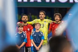 Egyptskí reprezentanti Mohamed Salah, Mostafa Shobeir a Mohamed Hany pred zápasom s Argentínou na majstrovstvách sveta 2026. Foto: Bryan Berlin/Wikimedia Commons, CC BY-SA 4.0