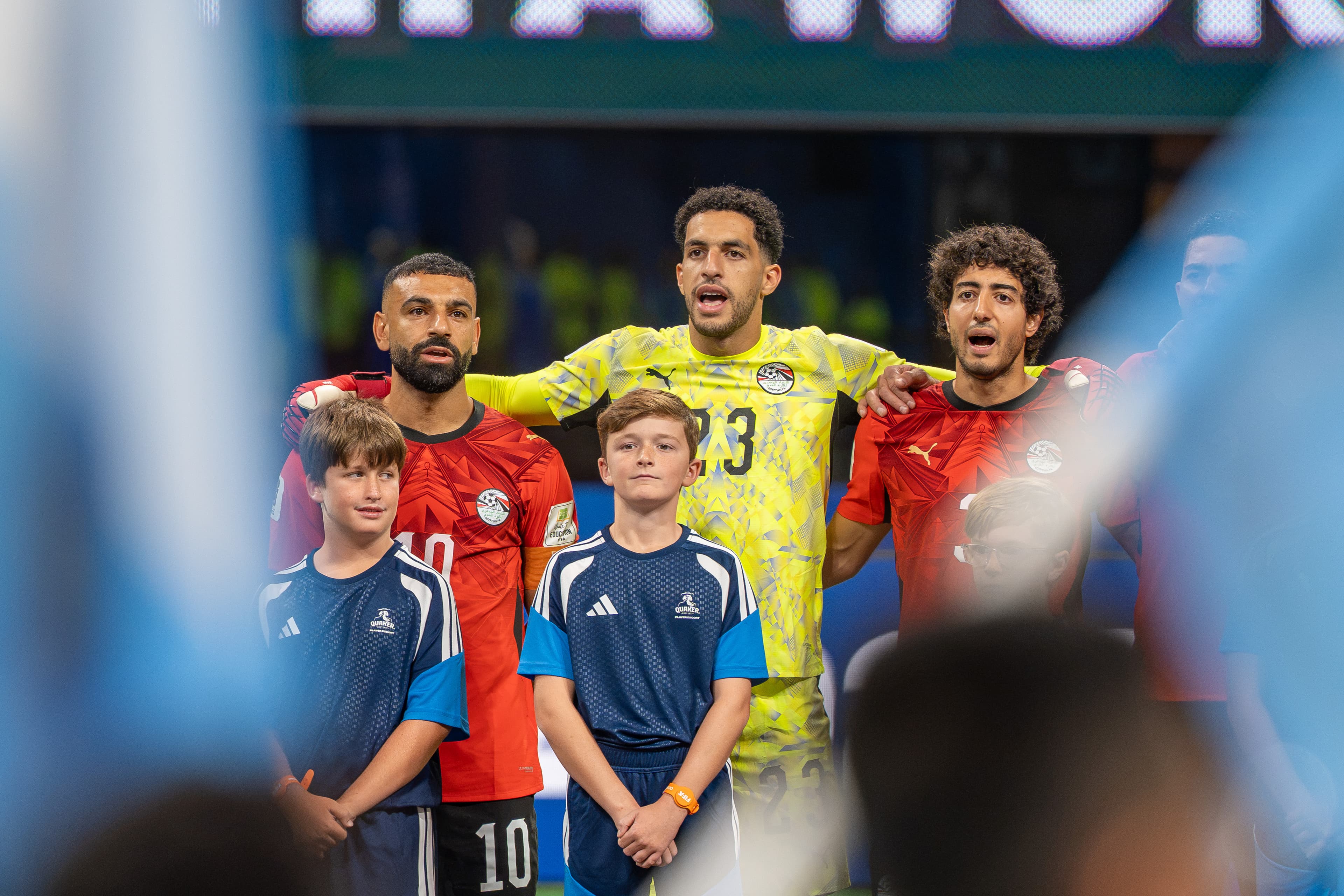 Egyptskí reprezentanti Mohamed Salah, Mostafa Shobeir a Mohamed Hany pred zápasom s Argentínou na majstrovstvách sveta 2026. Foto: Bryan Berlin/Wikimedia Commons, CC BY-SA 4.0
