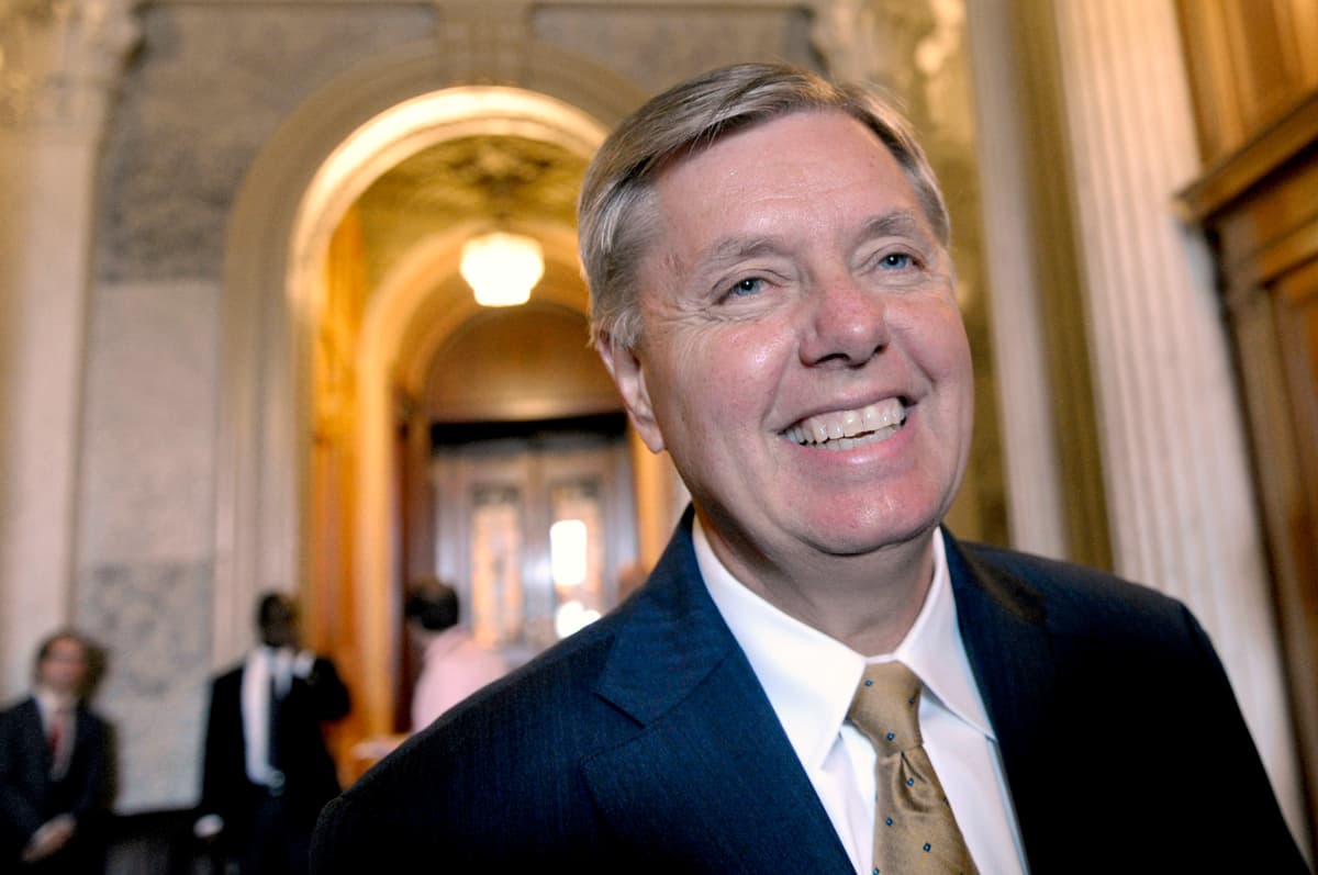 Na archívnej snímke z 8. mája 2012 americký republikánsky senátor Lindsey Graham hovorí s novinármi vo Washingtone. Foto: TASR/AP