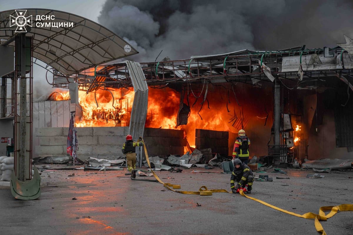 Hasiči zasahujú na čerpacej stanici po útoku ruskej armády na mesto Sumy. Foto: TASR/AP