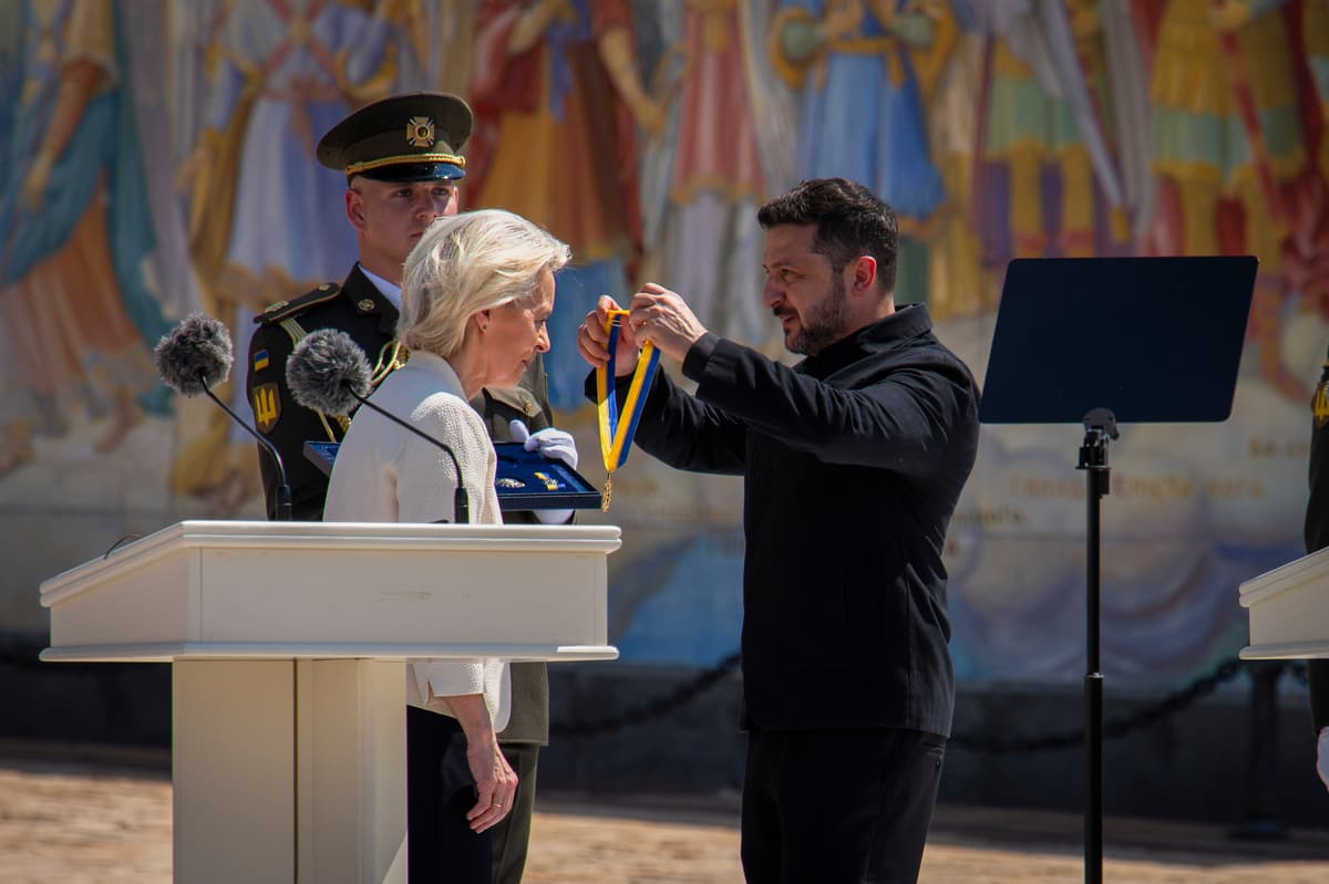 Ukrajinský prezident Volodymyr Zelenskyj (vpravo) odovzdáva ocenenie predsedníčke Európskej komisie Ursule von der Leyenovej v Kyjeve na Ukrajine v stredu 15. júla 2026. Foto: TASR/AP