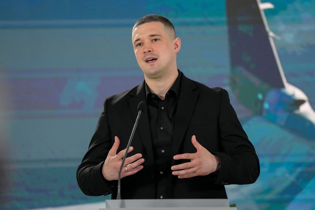 Na archívnej snímke z 1. júla 2026 ukrajinský minister obrany Mychajlo Fedorov hovorí počas tlačovej konferencie so švédskym ministrom obrany Palom Jonsonom v Kyjeve. Foto: TASR/AP