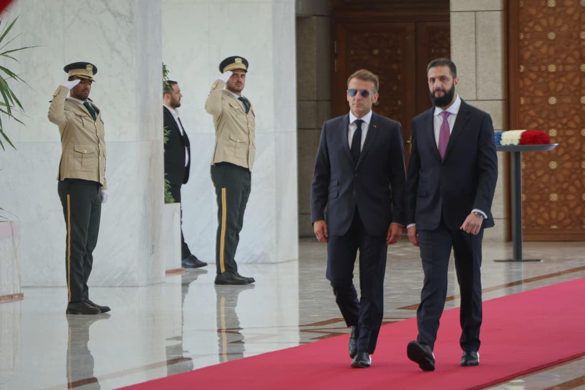 Emmanuel Macron s Ahmadom Šarom. Foto: TASR/AP