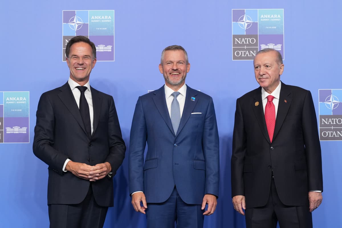 Prezident Peter Pellegrini (v strede) spolu s generálnym tajomníkom NATO Markom Ruttem (vľavo) a tureckým prezidentom Recep Tayyip Erdoganom (vpravo). Foto:TASR/AP Photo/Alex Brandon