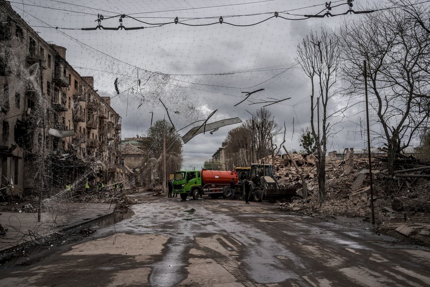 Poškodené siete proti dronom po útoku leteckou bombou typu FAB 1500, ktorý 15. apríla vykonali ruské sily v centre Slovianska. Foto: Diego Herrera Carcedo / ANADOLU / Anadolu via AFP / Profimedia