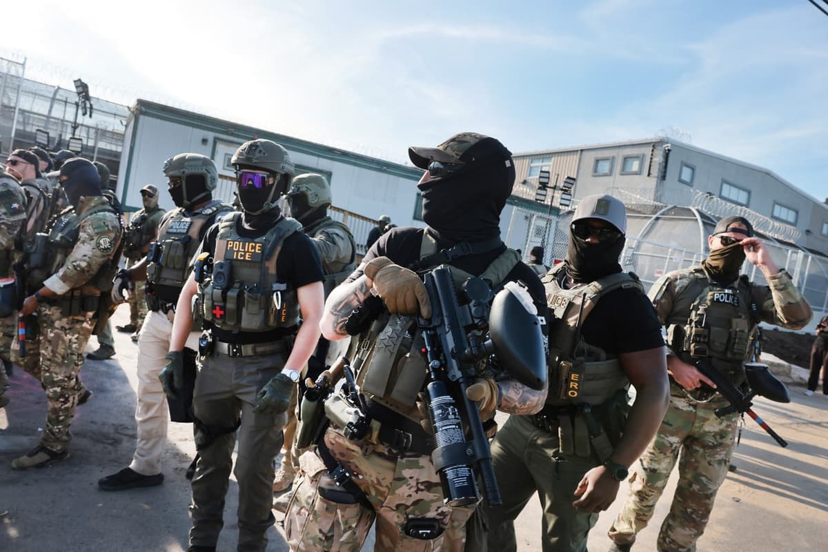 Agenti ICE, ilustračný obrázok. Foto: SPENCER PLATT / GETTY IMAGES NORTH AMERICA / Getty Images via AFP / Profimedia