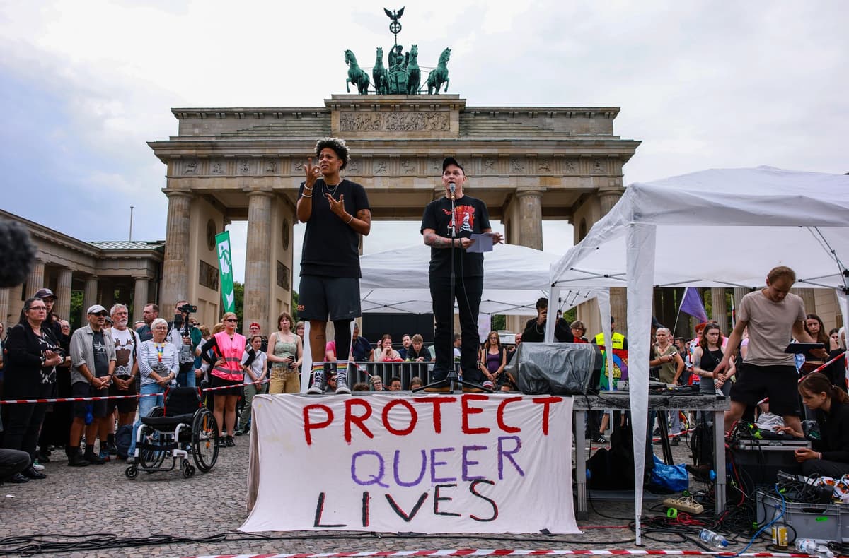 Demonštrácia po útoku na berlínsky Pride. Foto CLEMENS BILAN / EPA / Profimedia