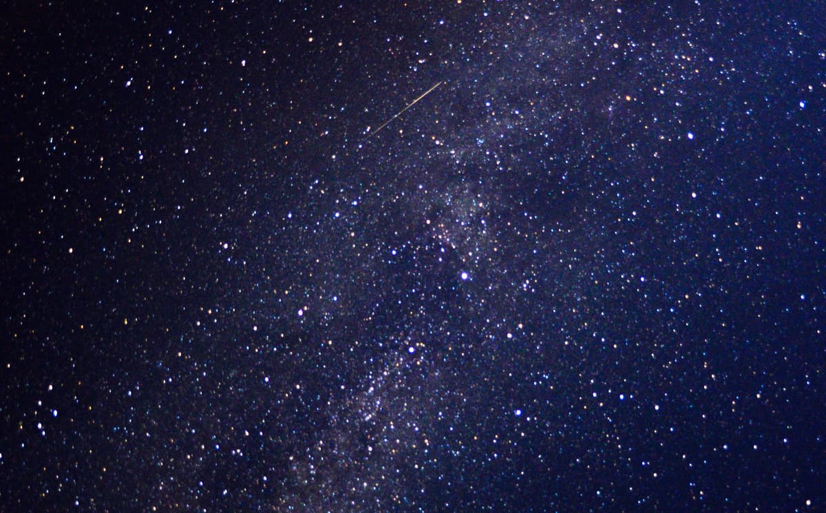 Časť Mliečnej dráhy so zachytenou svetelnou stopou pádu meteoritu v Špišskom Podhradí. Foto: Milan Kapusta/TASR