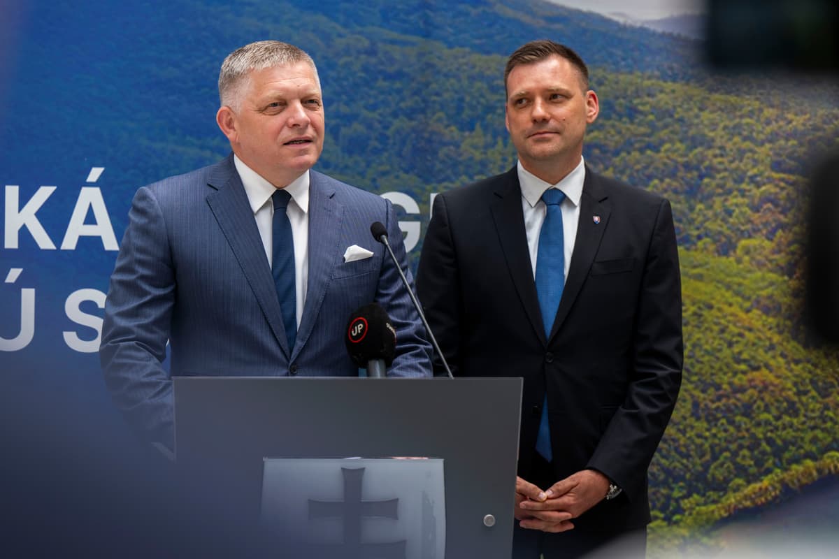 Na snímke zľava premiér SR Robert Fico a podpredseda vlády a minister životného prostredia SR Tomáš Taraba. Foto:TASR/Jakub Kotian