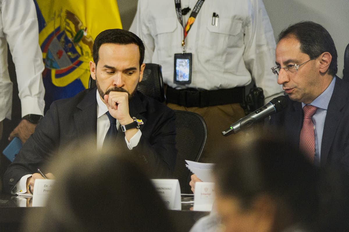 Kolumbijský prezident Abelardo de la Espriella (vľavo) a viceprezident José Manuel Restrepo na krízovom zasadnutí po zemetrasení. Foto: Sebastian Barros/AP/TASR.