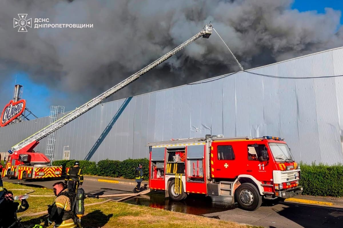 Hasenie požiaru v nákupnom centre v meste Kryvyj Rih. Foto: Ukrajinská Štátna záchranná služba